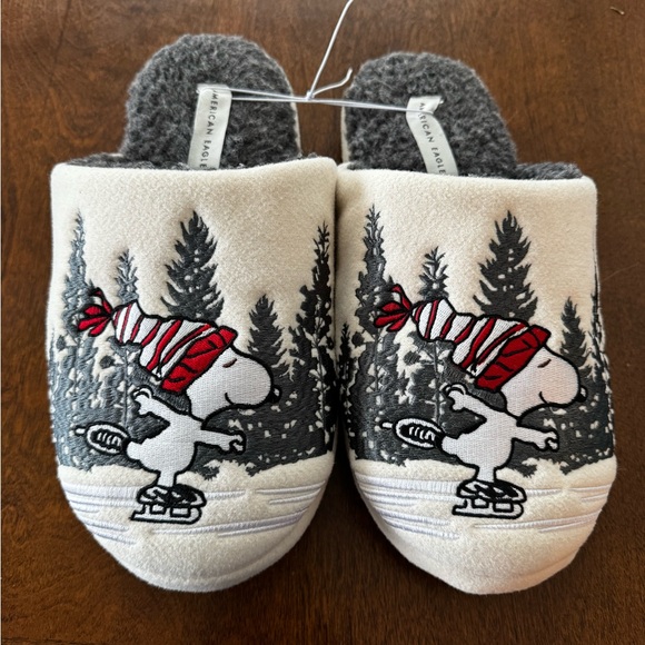 American Eagle size medium 9-10 Peanuts Snoopy ice skating slippers - Picture 1 of 2
